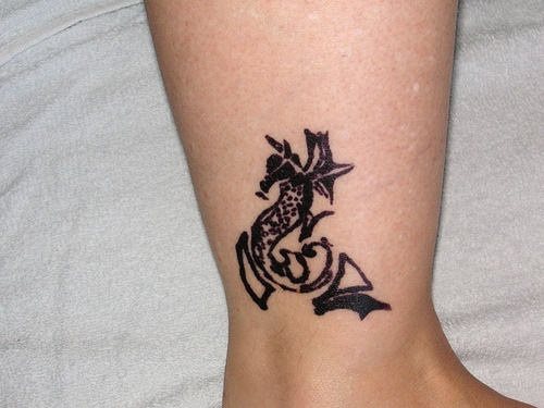 Pequeño diseño en el tobillo de lo que parece ser un caballo de mar, deducimos que no es un tatuaje en sí, más bien parece un dibujo realizado con algún rotulador como idea base para ver como quedaría si se lo tatuara de verdad