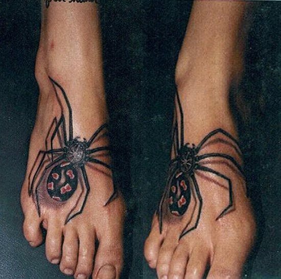 Una gran araa tatuada sobre el empeine