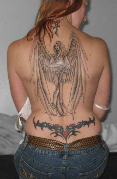 Tatuaje de una mujer ángel que tienen sobre sus manos una espada y de la que nos gustaría resaltar el gran resultado de diseñar unas alas de enormes plumas, que han dotado a este tattoo de un aspecto muy sensible y bonito