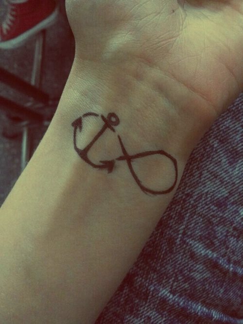 Buena idea para tatuar un símbolo del infinito, si no quieres el clásico símbolo, aquí tienes una idea diferente caracterizada porque en el símbolo del infinito está insertado un pequeño ancla que parece fundirse con el propio símbolo, gran acierto de tattoo sin dudarlo ni un momento