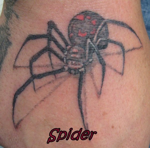 Para los amantes de las arañas y los insectos en general está hecho este atrevido tattoo, en el que destacamos el buen juego que hacen las sombras para darle ese aspecto de movimiento y dimensionalismo