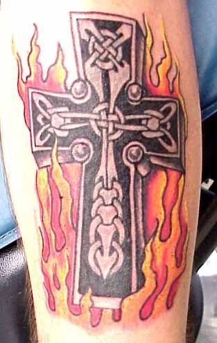 Cruz de estilo celta con fondo en llamas en tonos clidos