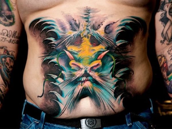 Tatuaje que ocupa todo el abdomen donde se puede observar un animal que no se ve muy claro cuál es, gran profundidad de los colores y del difuminado negro