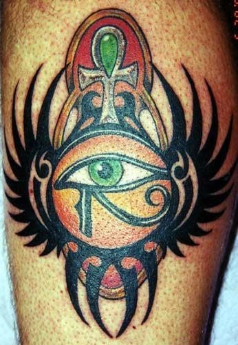 Ojo de Horus de nuevo pero esta vez con una cruz en la parte superior y con un diseo extrao a los lados que no sabra describir