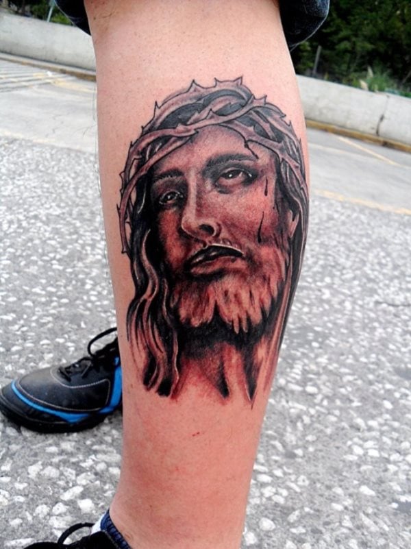 Tatuaje en la pierna de Jesucristo con la corona de espinas, en la que se resalta demasiado el dibujo de la corona y poco el trazo del sombreado, aún así dan un genial aspecto a la pierna de este chico