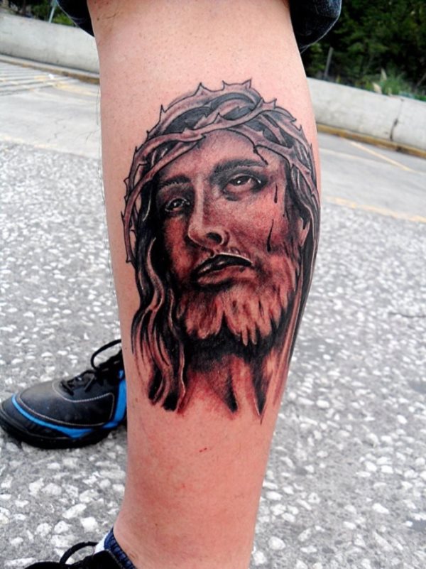 Tatuaje en la pierna de Jesucristo con la corona de espinas, en la que se resalta demasiado el dibujo de la corona y poco el trazo del sombreado, aún así dan un genial aspecto a la pierna de este chico Tatuaje en la pierna de Jesucristo con la corona de espinas, en la que se resalta demasiado el dibujo de la corona y poco el trazo del sombreado, aún así dan un genial aspecto a la pierna de este chico