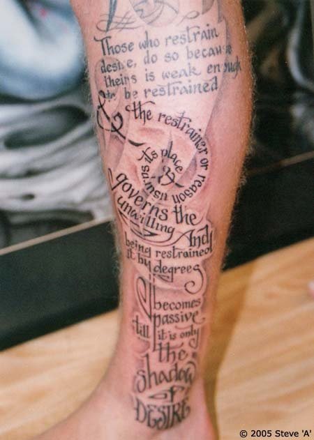 Hasta ahora habíamos visto muchos tatuajes de textos en la piel, pero ninguno tan original como este, ya que además de un fondo sombreado muy disimulado y acertado, se han incluído textos formando círculos o en curvas, que le dan un aire súper original a este tattoo