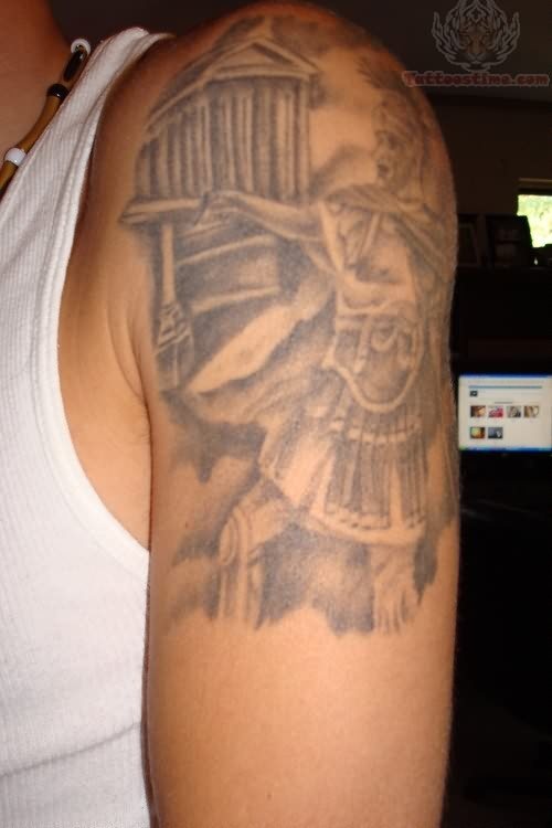 Tatuaje romano en tonos y sombras negras que bien podrían representar una escena guerrera de la época romana
