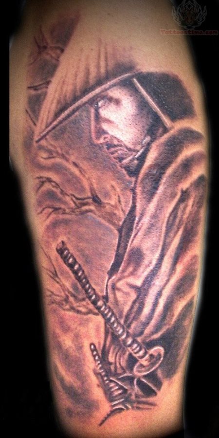 Perfil de un samuri tatuado en el brazo
