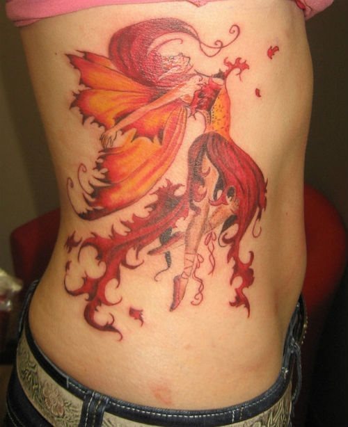 Tatuaje de unas alas sobre el costado de una chica, en la que la forma de las alas y el color anaranjado y rojo parecen darle un aspecto de hojas otoñales y que, como podemos apreciar, se observa la silueta de una mujer con zapatos de bailarinas y en posición de baile