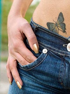 Pequeño tatuaje de mariposa en el abdomen muy atractico