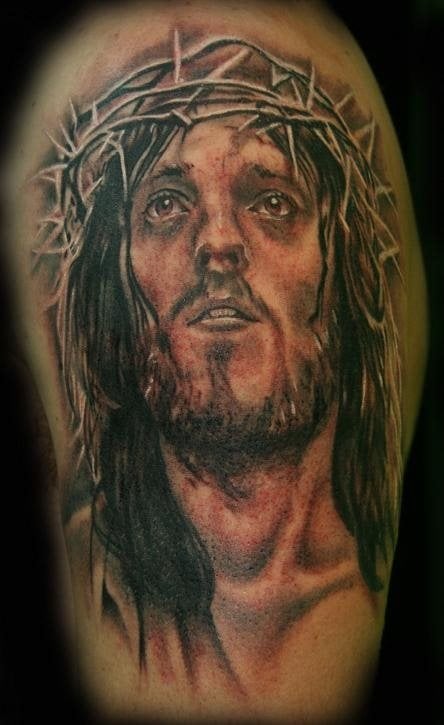 Tatuaje del rostro de Jesucristo, con una imponente corona de espinas y un realismo espectacular gracias al buen sombreados que se ha hecho, un maravilloso trabajo para un espectacular tattoo