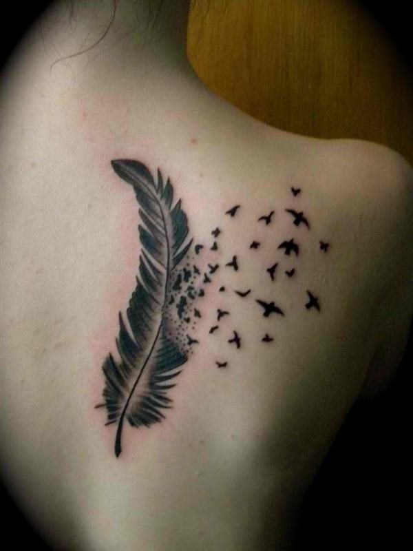 Precioso y elegante tattoo de una pluma en tonos negros, a la que le falta una parte y de ahí salen unas pequeñas golondrinas volando sobre el hombro, un tatuaje que nos ha cautivado enormemente y no has enamorado, por su delicadeza, belleza y sencillez