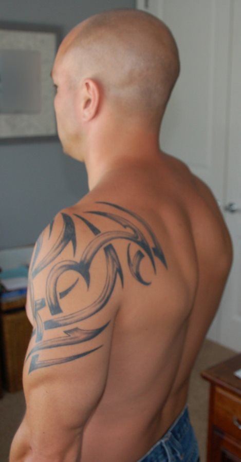 Tatuaje tribal para el hombro con trazos finos y bastante separados unos de otros componen el tatuaje en el hombro de este chico
