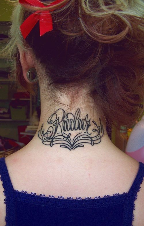 Esta mujer tiene en la nuca tatuado un nombre que si somos sinceros no se aprecia demasiado bien por el tipo de letra que ha usado