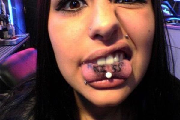 La palabra kiss (beso) tatuada en la lengua que tambin est perforada con un piercing