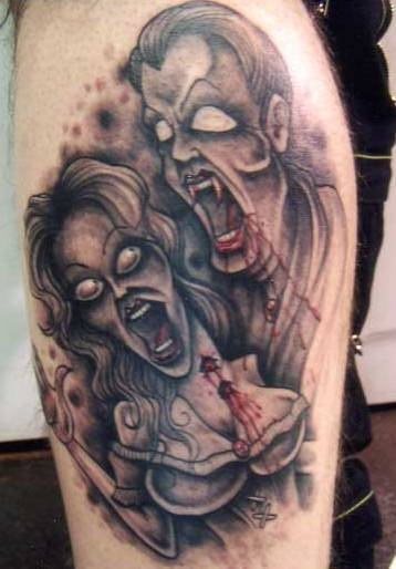 Otro diseño de tatuajes de tipo vampíricos, para el que en esta ocasión se han decantado por tatuar un hombre vampiro que acaba de morder a una mujer, convirtiéndola así en vampiro, ya que como podemos ver el hombre tiene restos de sangre en sus colmillos y la mujer tiene en el cuello la mordedura con sangre