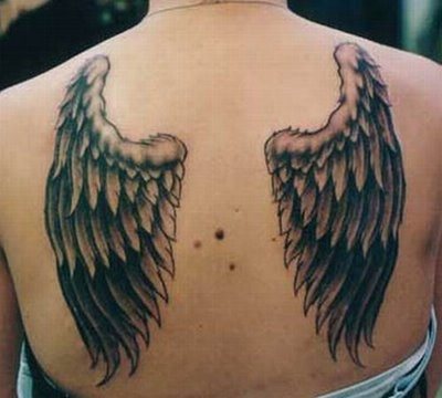Tatuaje de alas negras en la espalda, un clásico tatuaje que tal vez represente a personas creyentes en el cielo y en los ángeles, un tattoo muy usado tanto en hombres como en mujeres y que tatuado sobre la espalda, a todos les sienta bien