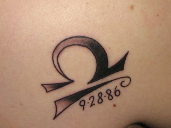 Tatuaje del signo zodiacal Libra compañado de unos número, como sabréis Libra representa a los nacidos entre el 23 de septiembre y el 22 de octubre y simboliza el equilibrio y la armonía, además añadir que su símbolo representa la balanza y pertenece al elemento Aire