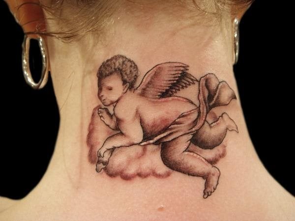 Tatuaje de un ángel en el cuello, es el típico ángel caracterizado por tener poca edad y estar gordito, un gran acierto la zona para tatuarlo y nos gusta mucho el cabello rizado con el que se ha caracterizado a este singular angelito