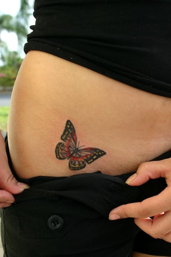 Mariposa hiperrealista en diferentes tonos tatuada en una zona muy sensual e ntima