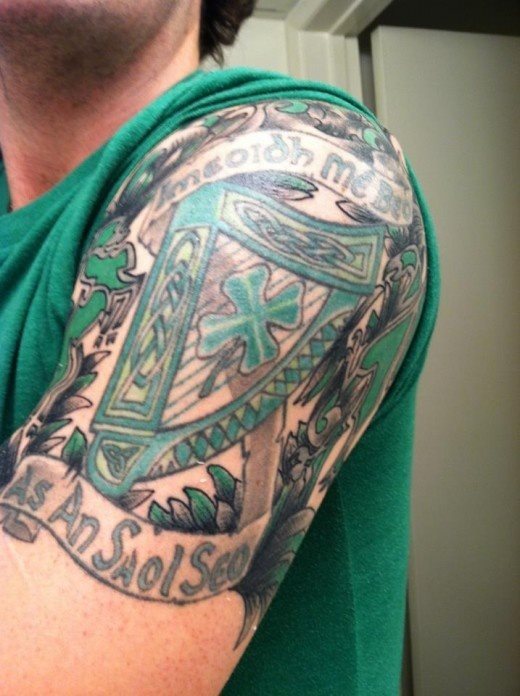 Tattoo en tonos verdes, muy estilo irlandés por el trébol y el arpa, pero sobre todo por el característico color verde, además las frases que lo acompoañan y los dibujos alrededor que no han perdido el protagonismo que se ha querido resaltar del color verde, hacen de este un muy buen tatuaje