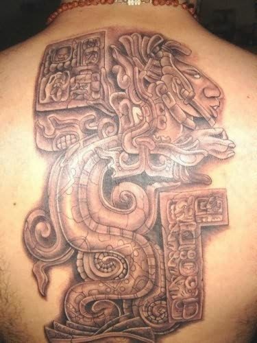 Este hombre tiene toda la espalda tatuada con un diseo gigante