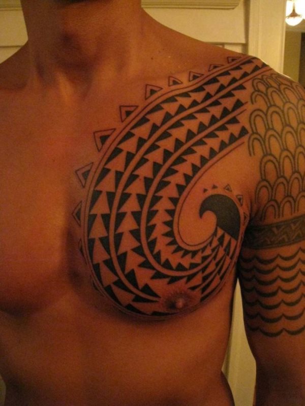 Tatuaje estilo azteca que parece una enorme pata de pulpo y que a nosotros particularmente nos encanta por el trazo curvo emulando al pulpo, por los detalles tribales y por el remate final relleno totalmente a negro, no lo pensamos dos veces, le pondríamos una buena nota a este tatuaje