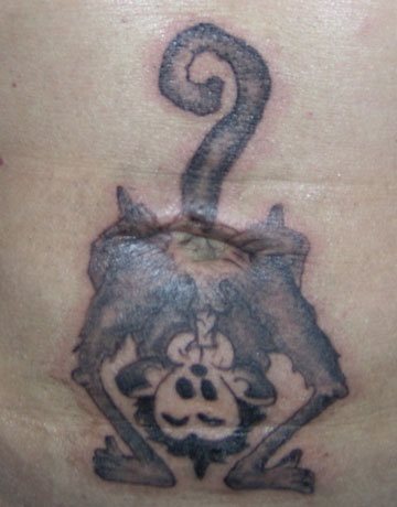 Te imaginas un mono fumando, pues aquí tienes uno tatuado en la zona del abdomen, no podemos decir que es un tatuaje muy conseguido y con una gran elaboración, pero sí tenemos claro que es un tattoo muy simpático y que sólo por eso, ya nos gusta