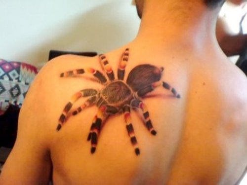 Gran araña con coloridas patas e impregnando un gran realismo ocupan el sentido de este tatuaje, del que nos gustaría resaltar el buen aspecto de movimiento que da la araña haciendo de éste un tatuaje muy realista, también nos gusta el color que se le ha dado a las patas que se camuflan muy bien con la propia piel del hombre tatuado