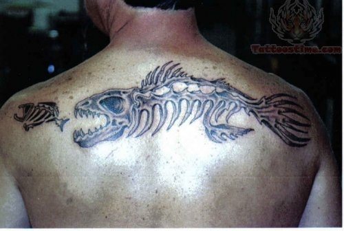 El esqueleto de un gran pez comindose a otro pez ms pequeo tatuados sobre la parte superior de la espalda