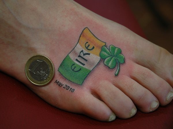 La moneda de la foto nos ayuda a hacernos una idea del tamao del tatuaje que puede verse ampliado por la foto