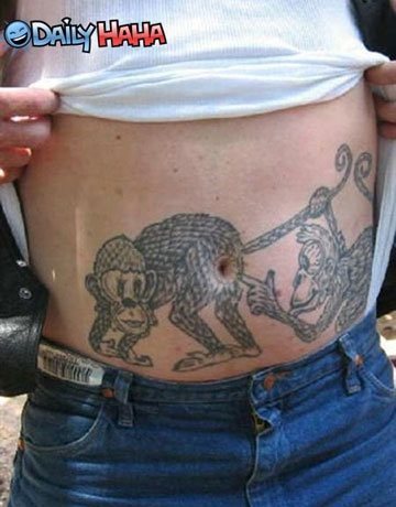 Si has visto este tatuaje y no te has reído es que no lo has visto bien, porque es una gran ocurrencia la de este hombre de tatuar un par de monos en el que uno le introduce el dedo en el obligo al otro, bueno más bien en el juego que se ha conseguido con el ombligo haciendo las veces de ano