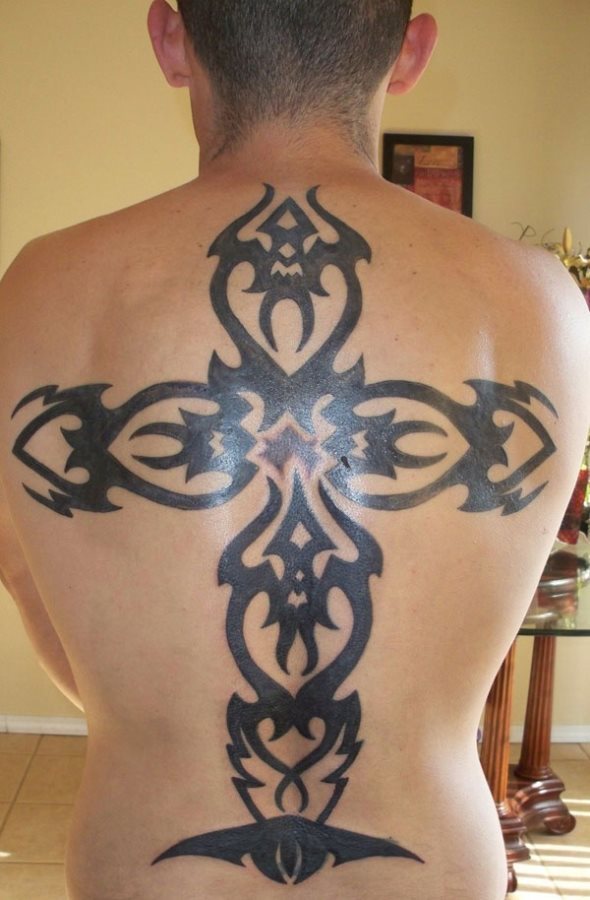 Enorme diseo de estilo tribal que cubre toda la espalda de este chico