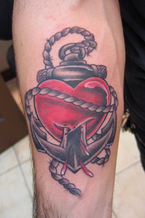 Corazón rojo pasión clavado por un ancla con una cuerda que nos hace pensar en infinidad de sentimientos, pero sobre todo relacionados con el mundo del amor y es que cuantos enamorados hemos pensado infinidad de veces de tatuarnos algo acerca de nuestros sentimientos hacia otra persona, pues aquí tienes una idea, anímate!