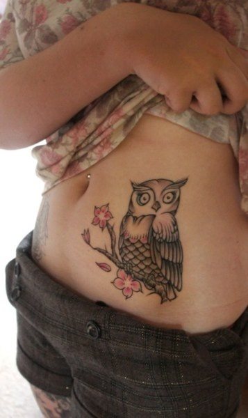 Esta mujer tiene tatuado un bho en su estmago