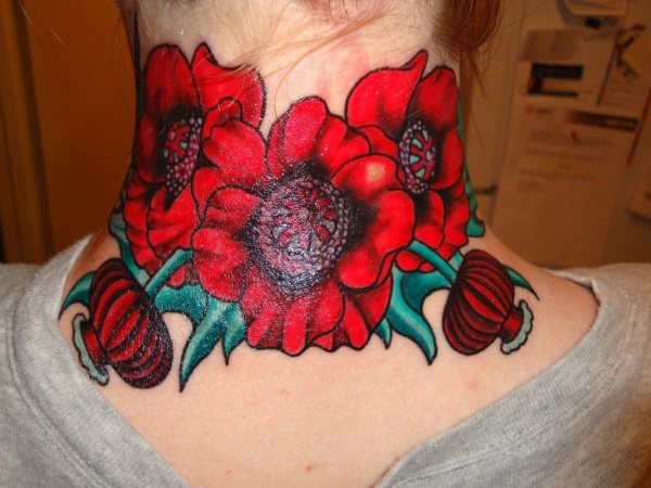 Tatuaje que ocupa todo el cuello de manera muy vistosa, no sólo por el tamaño del tattoo que cubre la totalidad de la piel, sino también por los colores elegidos para el tatuaje, un rojo intenso muy vistoso y tonos burdeos y turquesas