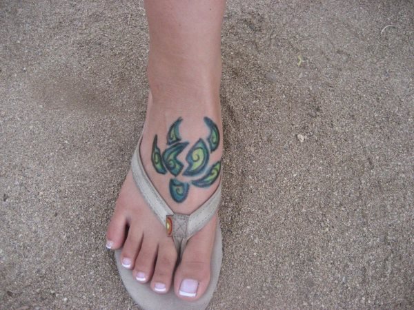 En la siguiente imagen esta chica nos muestra su bonito tatuaje en el empeine de su pie derecho