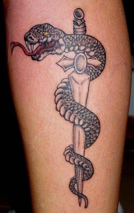 Tatuaje de una pequeña daga que se encuentra envuelta por una serpiente con la lengua afuera, es un buen tatuaje, pero creemos que si se le añade algo de color tanto a la serpiente como a la espada, quedaría aún mejor