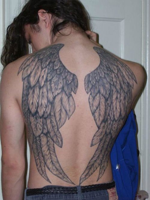 A las mujeres le sientan casi todos los tatuajes bien, pero en esta ocasión ha sido un gran acierto el tatuar esas imponentes alas tan bien rematadas con un plumaje espectacular y un tamaño que hará las delicias de toods los amantes de los grandes tatuajes