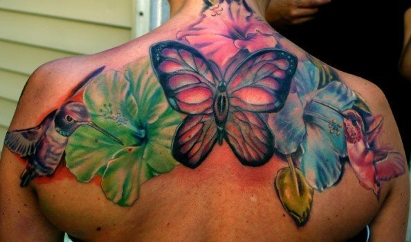 Mariposa, flores y colibrs tatuados sobre la parte superior de la espalda