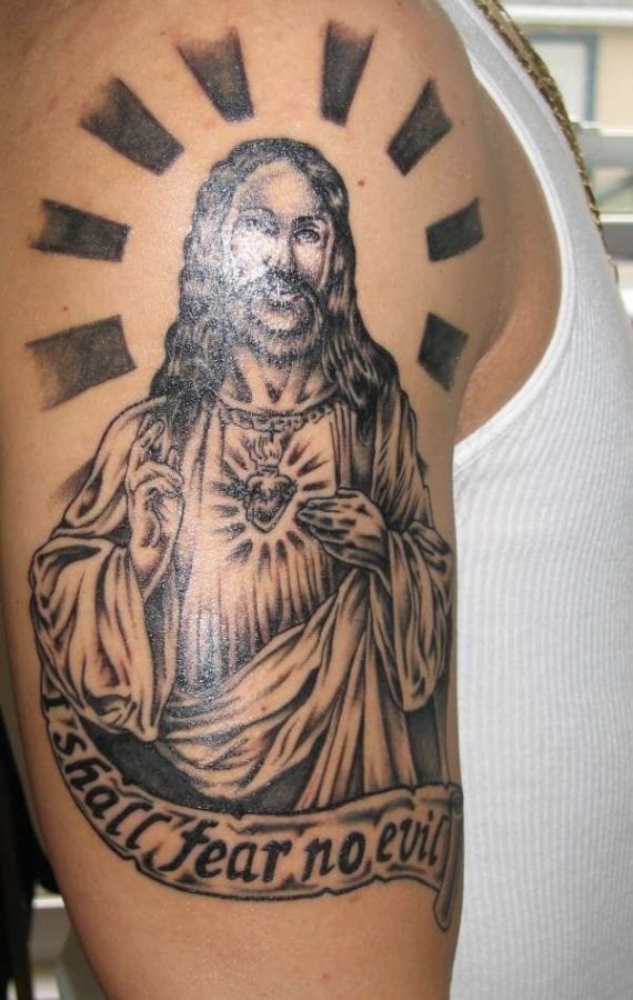Tatuaje del Sagrado Corazón de Jesús en el brazo, del que destacamos el gran trabajo realizado sobre la túnica que lleva el Señor, para la que se han confeccionado y elaborado una gran cantidad de arrugas bien trazadas