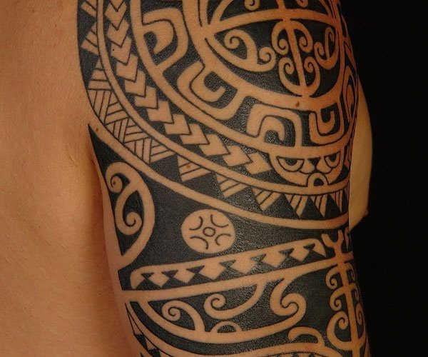 Tattoo maori muy bonito en el que se ha hecho una gran utilización de la tinda para rellenar grandes espacios, dejando que sea la piel que compone los dibujos del tatauje, que en este caso en concreto nos gusta mucho