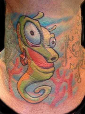 Sorprendido diseño de un caballito de mar con grandes ojos  que resultará llamativo tanto por el animal en sí, como la zona escogida para realizar el tatuaje, el cuello y que, como podemos ver, no es el único tatuaje que tien en el cuello