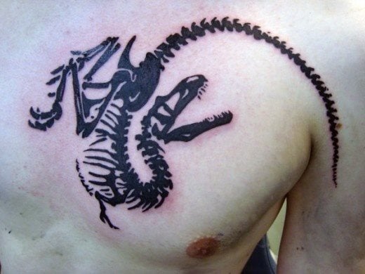 Extraa la forma de este tatuaje, que es el esqueleto de un dinosaurio sobre el pecho