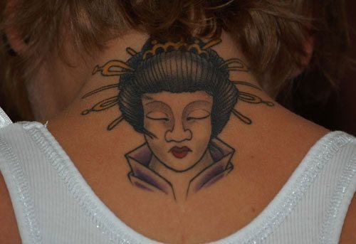 Esta mujer tiene una geisha tatuada en su nuca