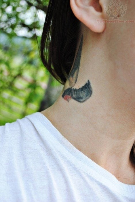 Tattoo en el cuello de una golondrina a color un tatuaje que el pelo no podrá tapar al completo, ya que una de las alas de la golondrina sobresale demasiado, tal vez esta sea la intención de la chica, es decir, que aunque lleve el pelo suelto se vea parte del tattoo