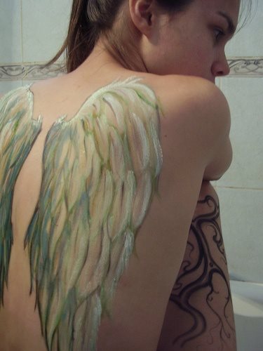 Otro diseño de alas en la espalda, esta ocasión no estamos seguros de que sea un tatuaje que no se borre con facilidad, pero de todos modos, sea así o no, tienen un colorido angelical y mientras lo disfrute esta chica en su espalda, seguro que lo luce con gran orgullo