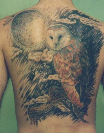 Tatuaje de un buho en plena noche posado sobre un árbol y al que toda la espalda se ha tintado de un espectacular cielo de noche y una luna con gran trabajo sobre los detalles, un bonito tattoo en el que falta un poco más de detalle en la cara del animal