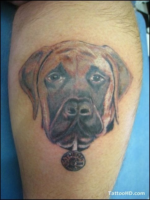 Este hombre se ha tatuado su perro con el colgante y el nombre del animal, un perro de color marrón y con el hocico y ojos de color negro, además de tener unas grandes orejas